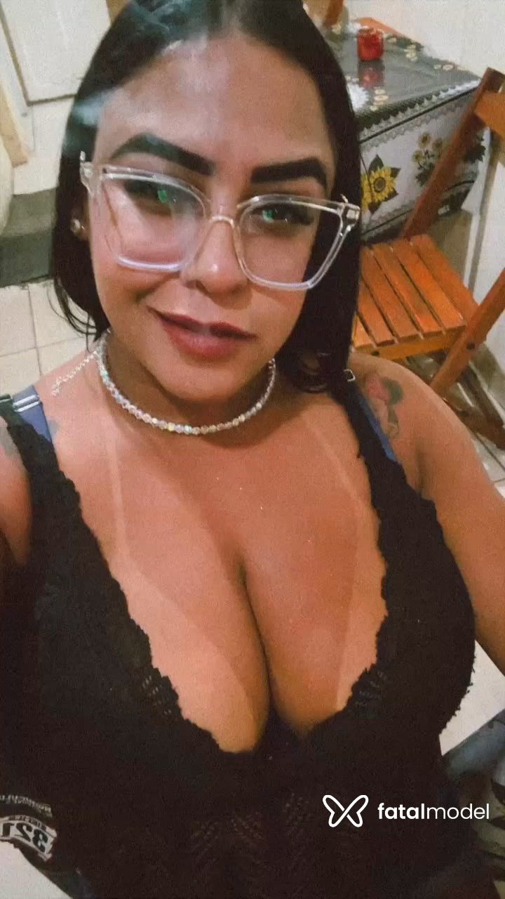 Acompanhante mulher morena (o) de olhos castanhos - Bella morena Acompanhante mulher morena (o) de olhos castanhos - Bella morena