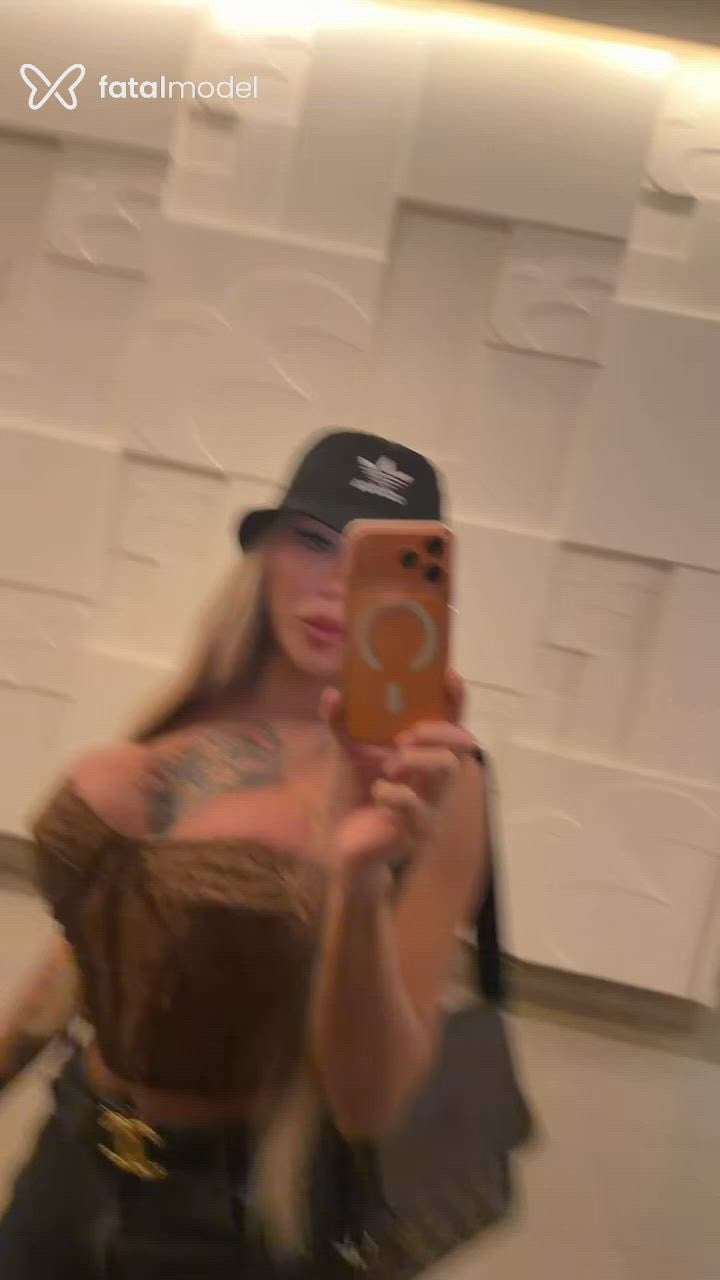 Acompanhante travesti loira (o) de olhos castanhos em Florianópolis Acompanhante travesti loira (o) de olhos castanhos em Florianópolis - Kéfera Azalea