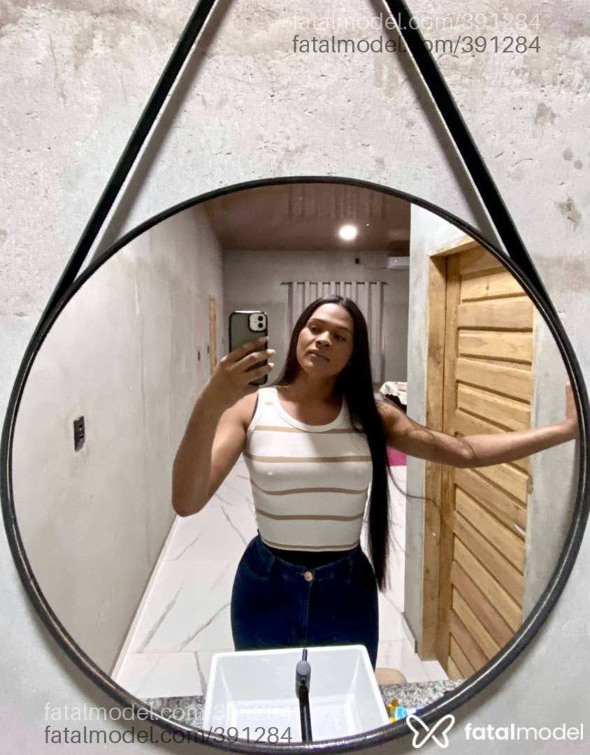 Acompanhante mulher trans com cabelo castanho de olhos mel - Kamylla Travestir