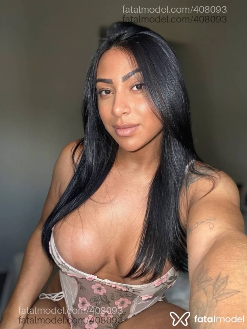 Acompanhante mulher trans morena (o) de olhos pretos - Allana Mark