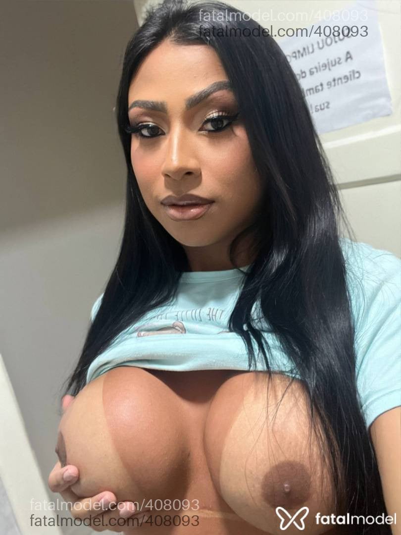 Acompanhante mulher trans morena (o) de olhos pretos - Allana Mark