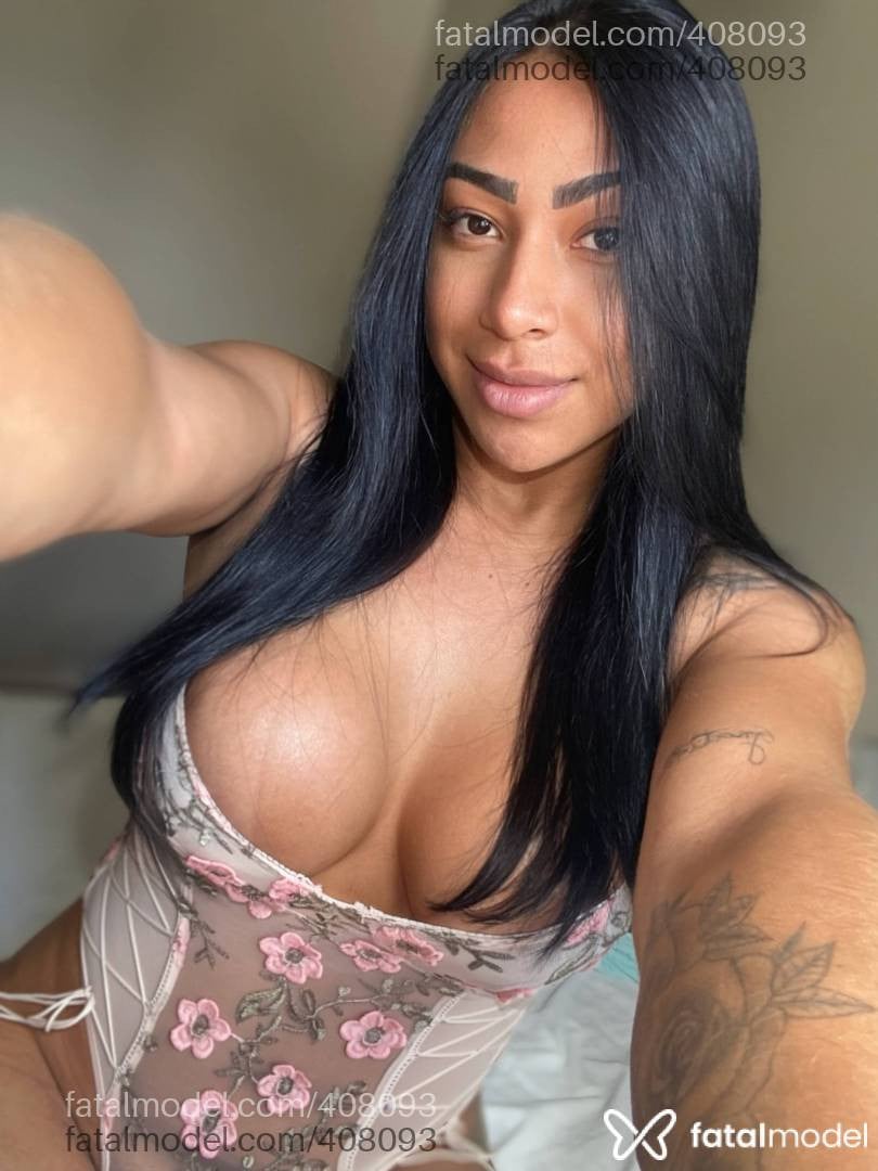 Acompanhante mulher trans morena (o) de olhos pretos - Allana Mark