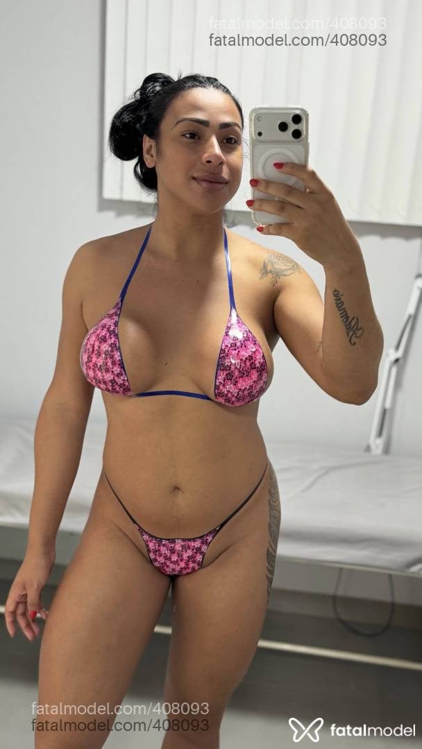 Acompanhante mulher trans morena (o) de olhos pretos - Allana Mark
