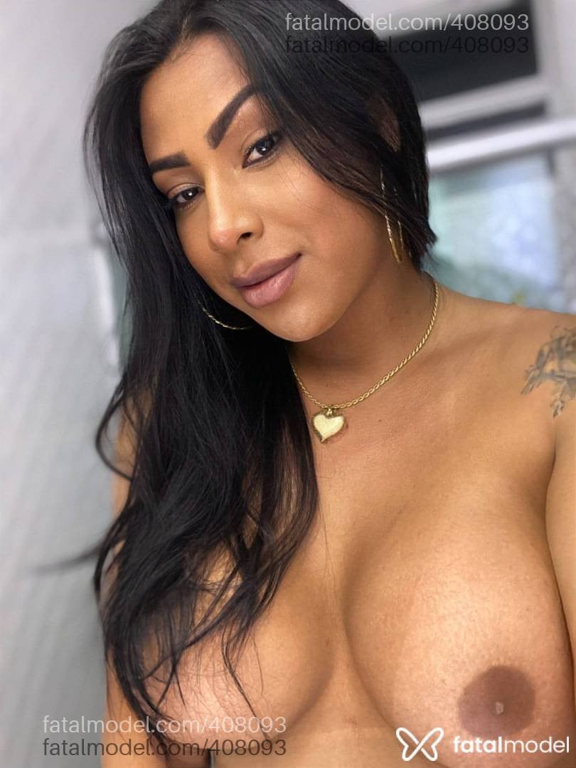 Acompanhante mulher trans morena (o) de olhos pretos - Allana Mark