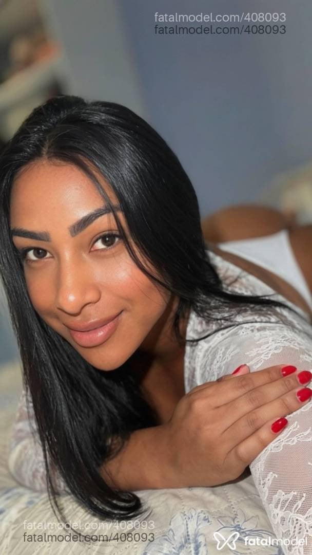 Acompanhante mulher trans morena (o) de olhos pretos - Allana Mark