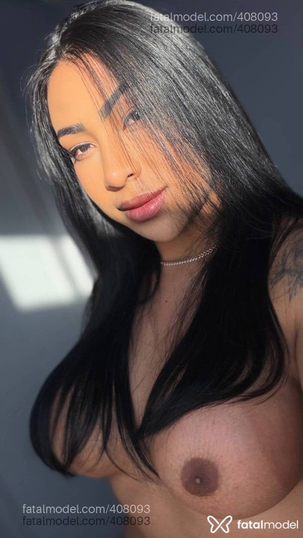 Acompanhante mulher trans morena (o) de olhos pretos - Allana Mark