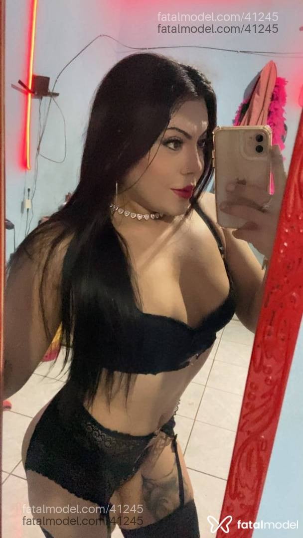 Acompanhante mulher trans morena (o) de olhos castanhos - Dáphinne Stocker