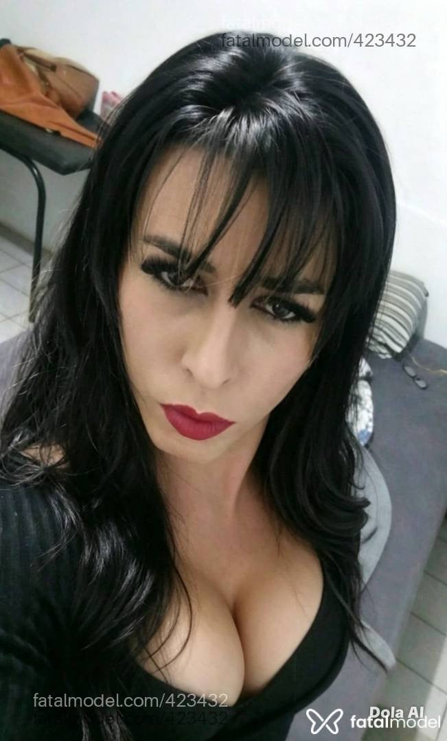 Acompanhante travesti com cabelo castanho de olhos mel - Bruna