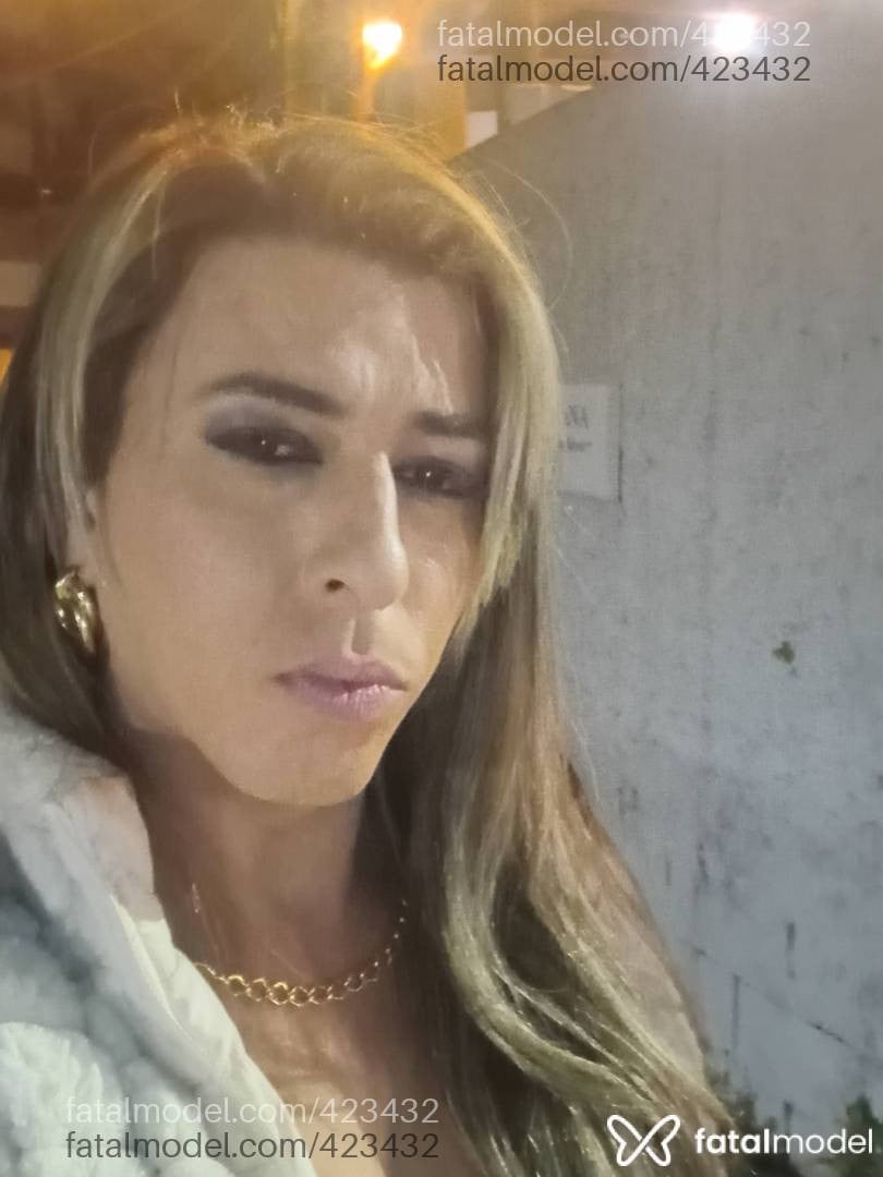 Acompanhante travesti com cabelo castanho de olhos mel - Bruna