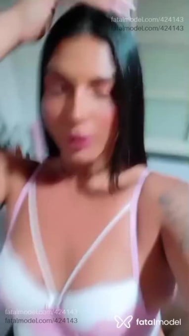 Acompanhante mulher trans com cabelo castanho de olhos castanhos - Julia Bittencourt