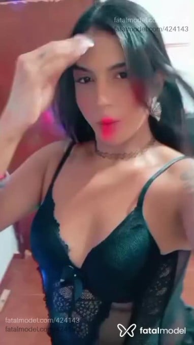 Acompanhante mulher trans com cabelo castanho de olhos castanhos - Julia Bittencourt