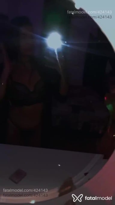 Acompanhante mulher trans com cabelo castanho de olhos castanhos - Julia Bittencourt