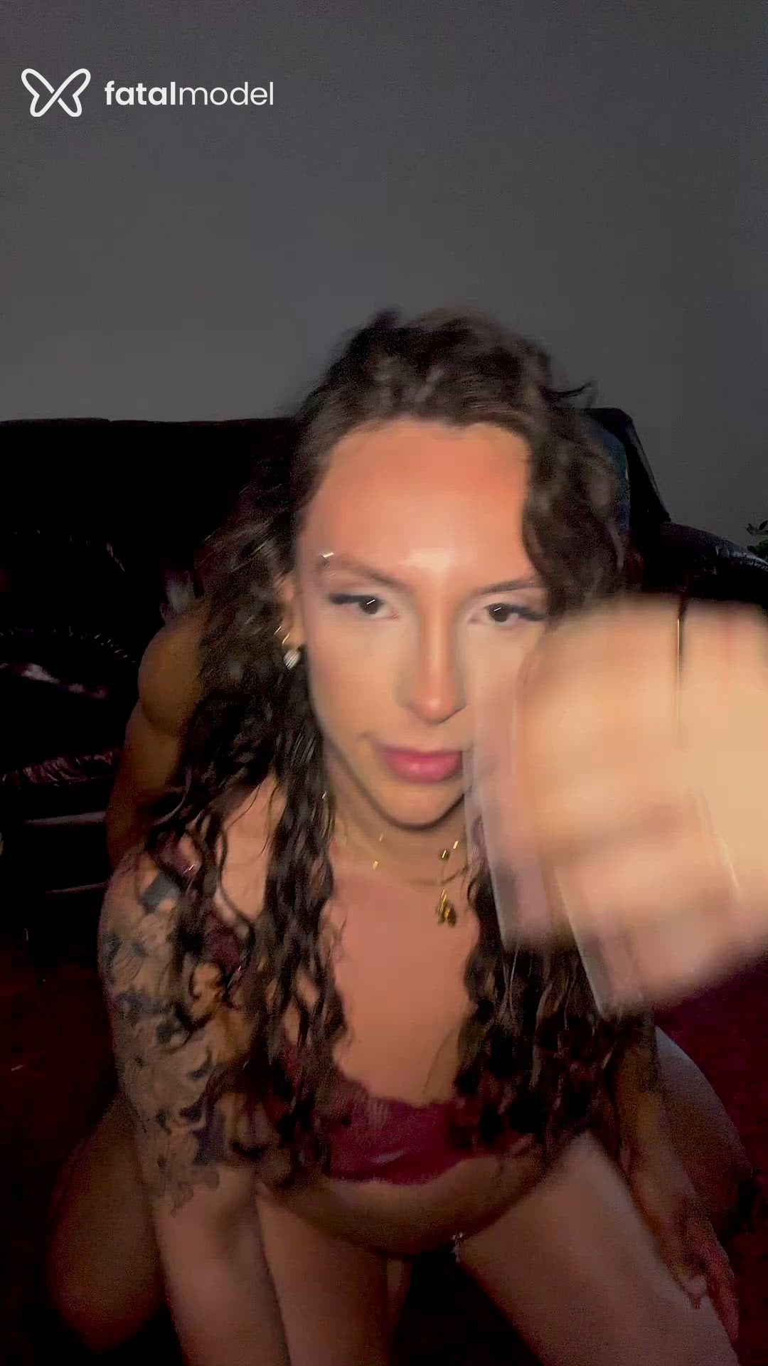 Acompanhante travesti com cabelo castanho de olhos mel - Lavinia Britto Acompanhante travesti com cabelo castanho de olhos mel - Lavinia Britto