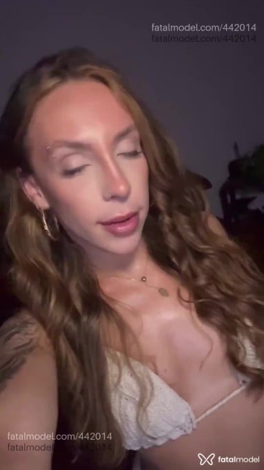 Acompanhante travesti com cabelo castanho de olhos mel em São Paulo Acompanhante travesti com cabelo castanho de olhos mel em São Paulo - Lavinia Britto