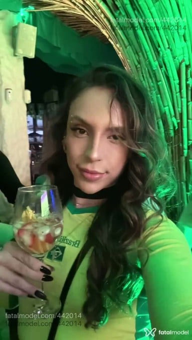 Acompanhante travesti com cabelo castanho de olhos mel em São Paulo Acompanhante travesti com cabelo castanho de olhos mel em São Paulo - Lavinia Britto