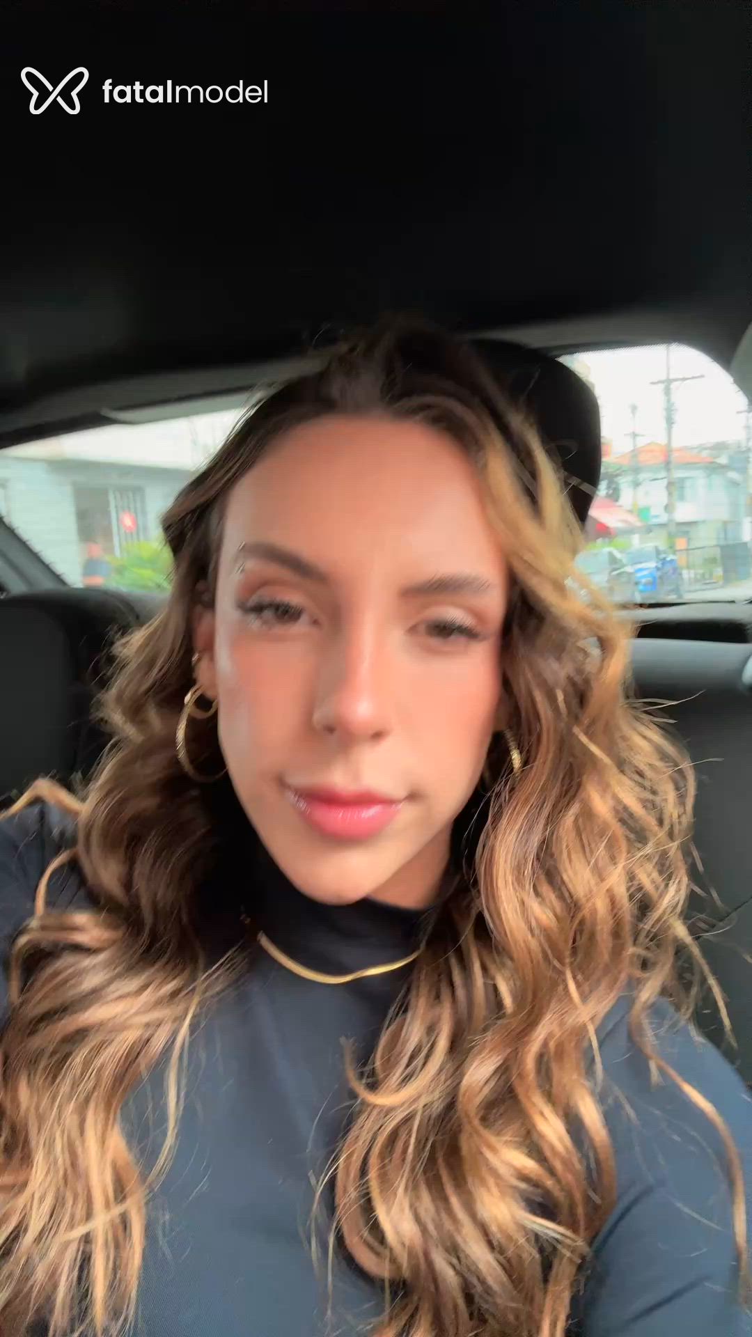 Acompanhante travesti com cabelo castanho de olhos mel - Lavinia Britto Acompanhante travesti com cabelo castanho de olhos mel - Lavinia Britto