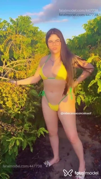 Acompanhante mulher com cabelo castanho de olhos castanhos - Rebeca Vasconcelos