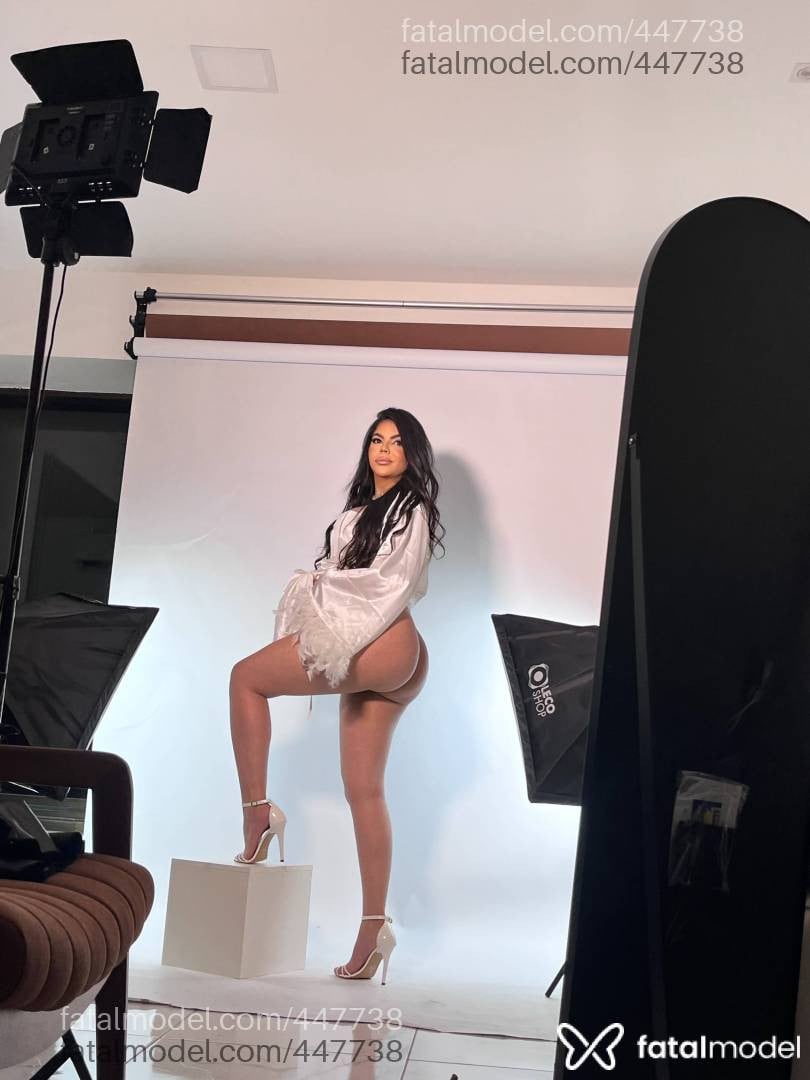 Acompanhante mulher com cabelo castanho de olhos castanhos - Rebeca Vasconcelos