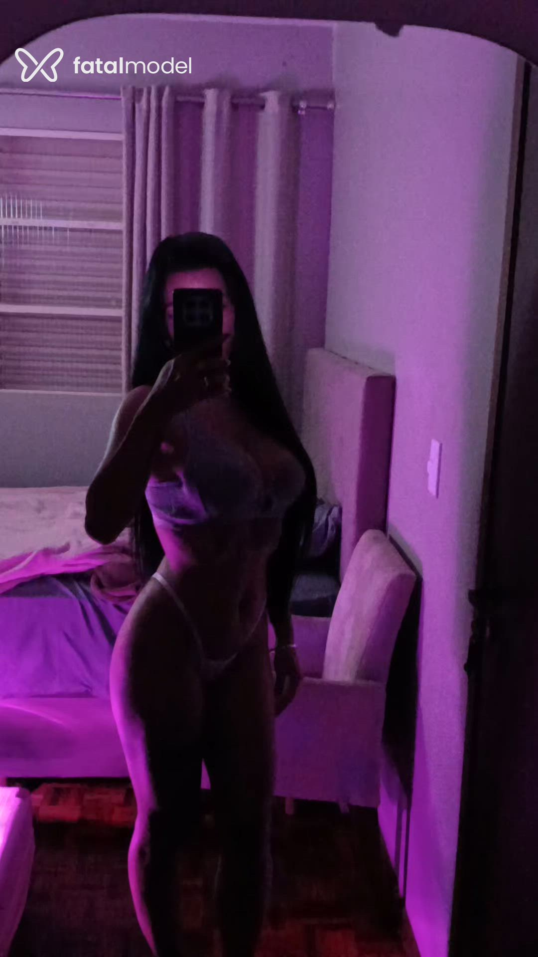 Acompanhante mulher com cabelo castanho de olhos castanhos - Marcela Vellani
