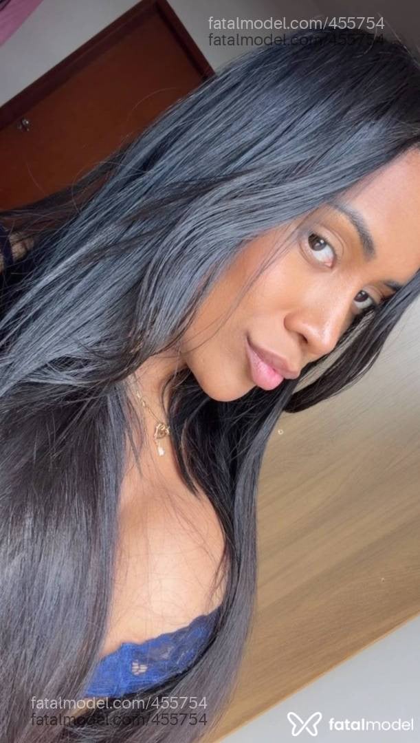 Acompanhante mulher morena (o) de olhos pretos - LET FONSECA