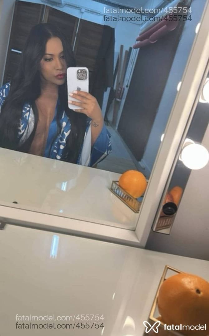 Acompanhante mulher morena (o) de olhos pretos - LET FONSECA