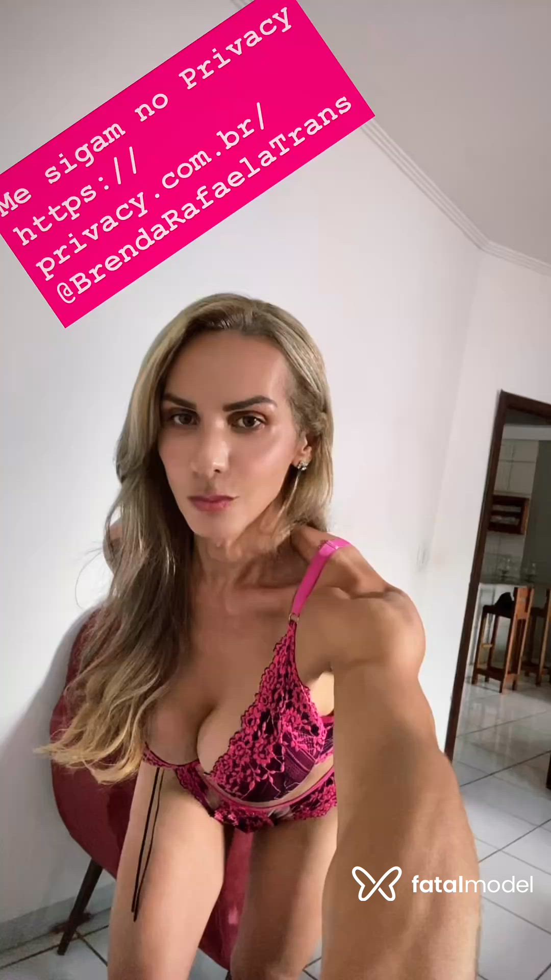 Acompanhante mulher trans loira (o) de olhos mel - Brenda Acompanhante mulher trans loira (o) de olhos mel - Brenda
