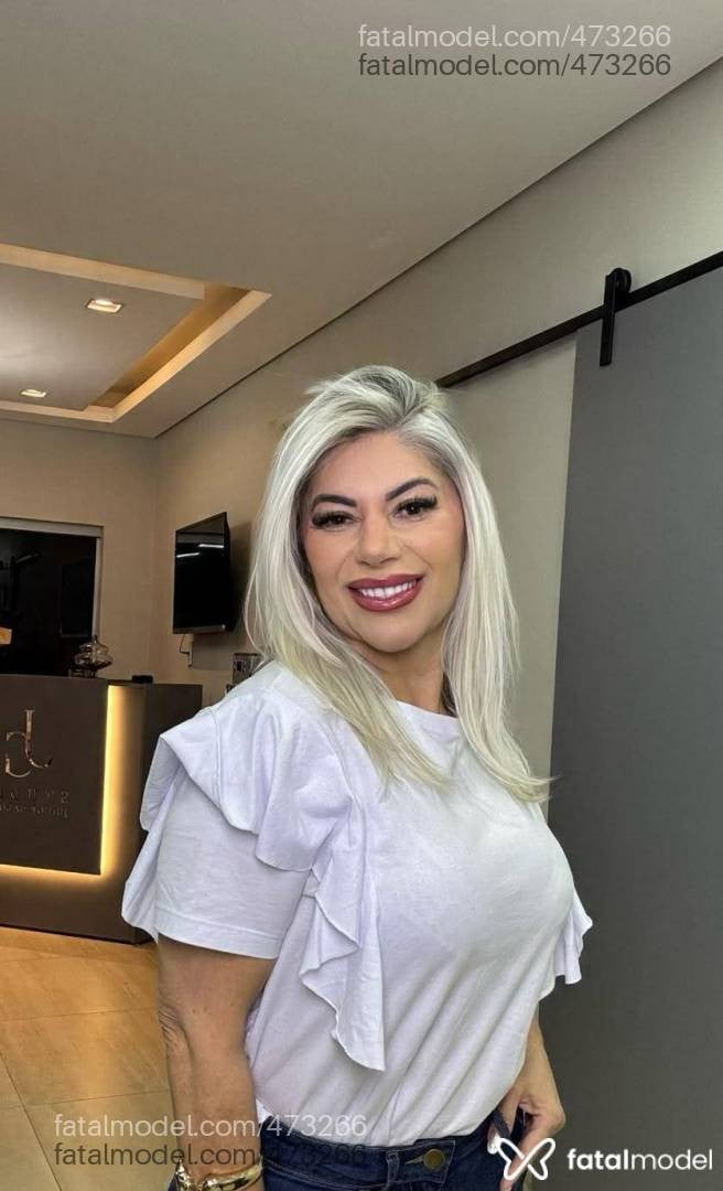 Acompanhante mulher loira (o) de olhos castanhos - Pérola Ferraz
