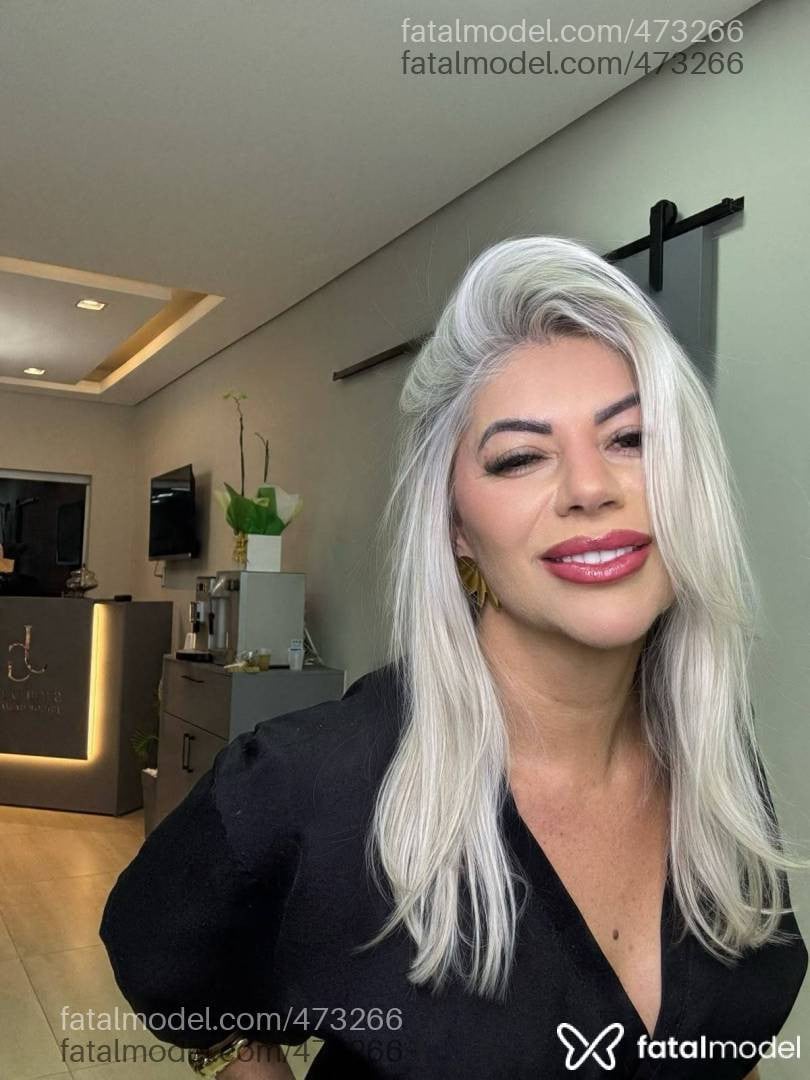 Acompanhante mulher loira (o) de olhos castanhos - Pérola Ferraz