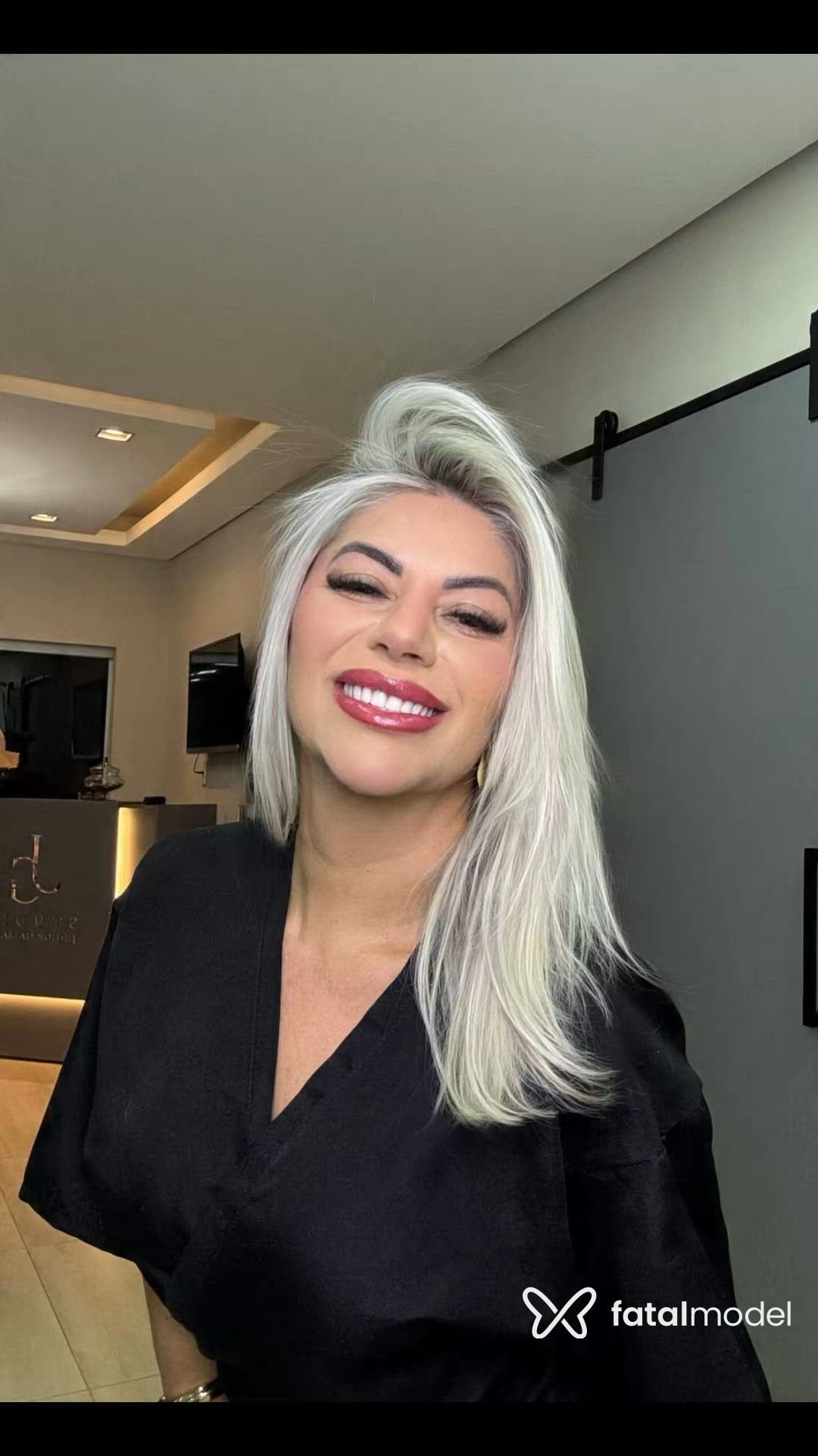 Acompanhante mulher loira (o) de olhos castanhos - Pérola Ferraz