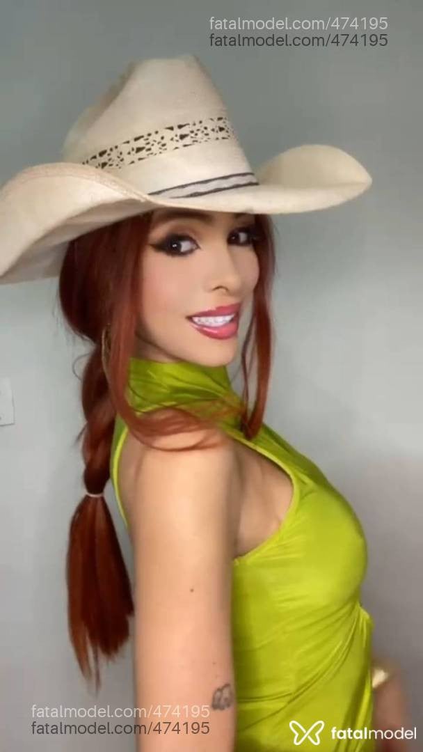 Acompanhante mulher trans morena (o) de olhos mel - Liane