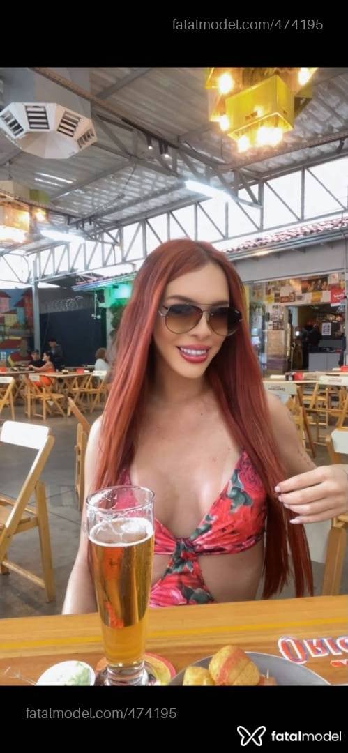 Acompanhante mulher trans morena (o) de olhos mel - Liane