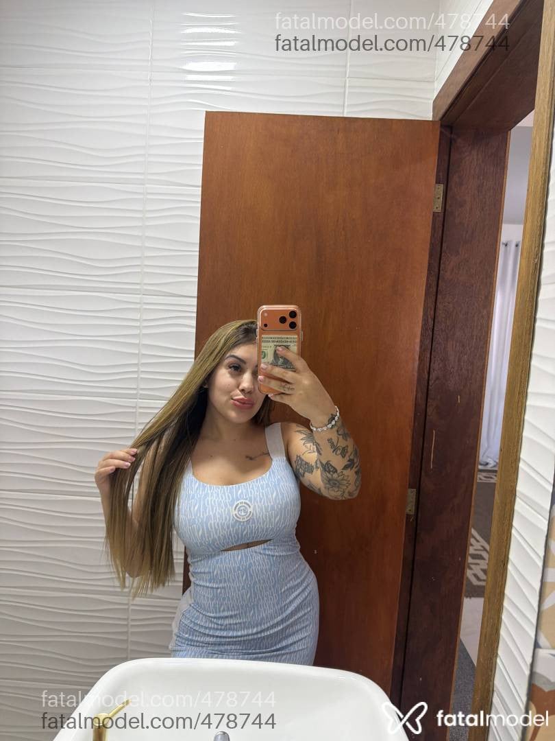 Acompanhante mulher com cabelo colorido de olhos castanhos - Bruna Klein
