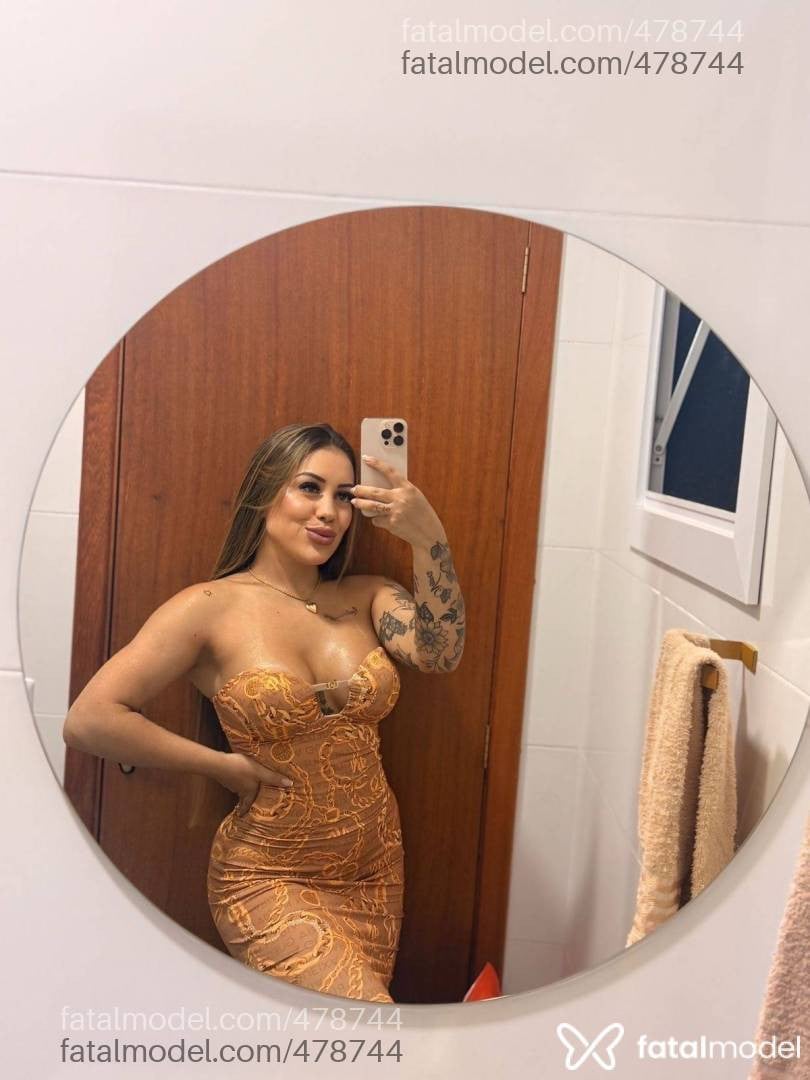 Acompanhante mulher com cabelo colorido de olhos castanhos - Bruna Klein