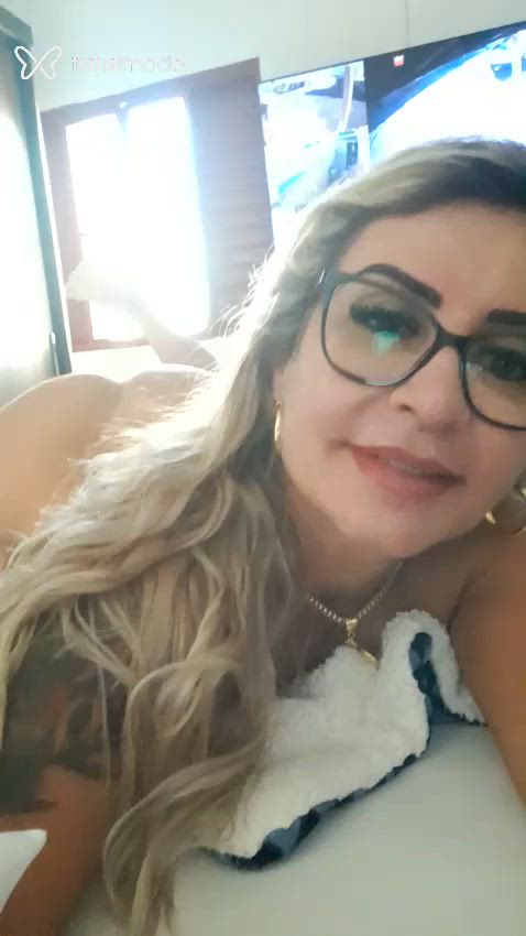 Acompanhante mulher loira (o) de olhos castanhos - Pérola
