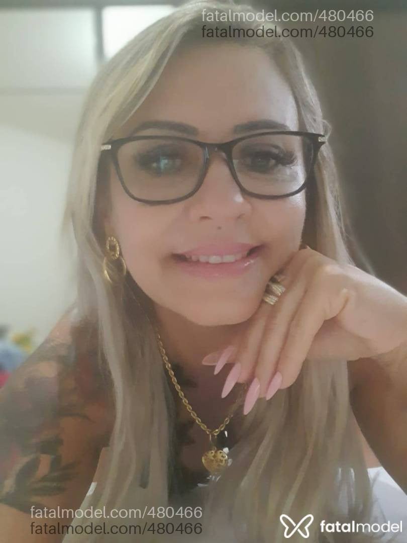 Acompanhante mulher loira (o) de olhos castanhos - Pérola