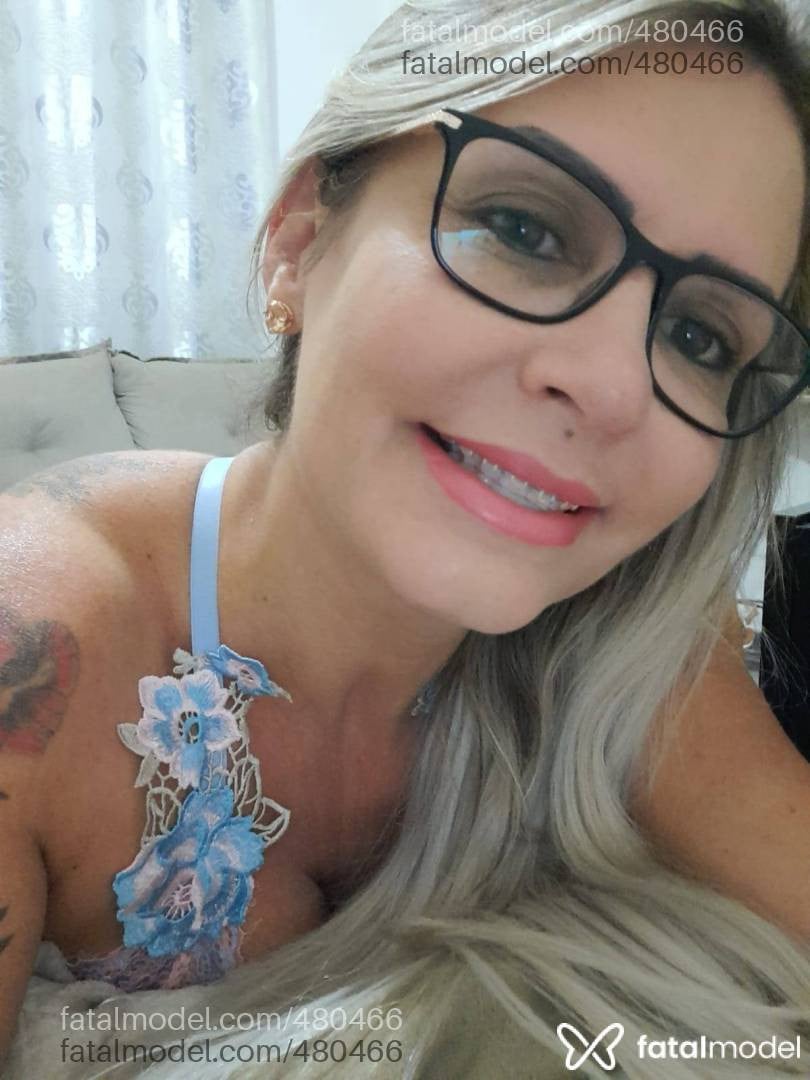 Acompanhante mulher loira (o) de olhos castanhos - Pérola