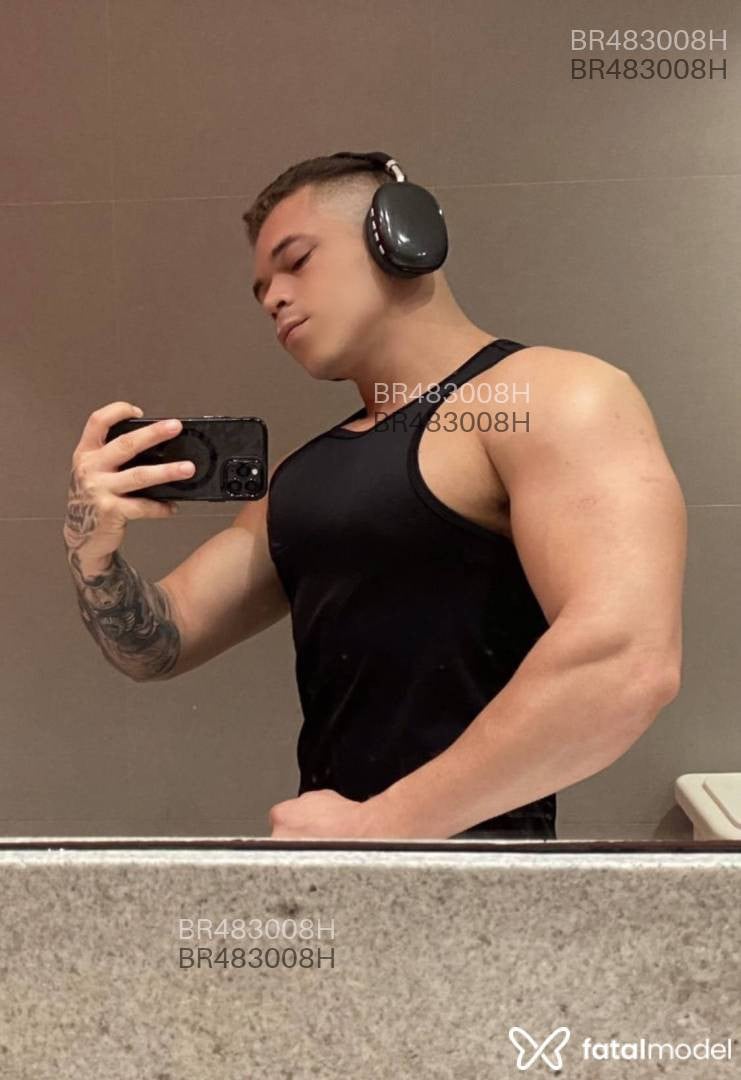 Acompanhante homem com cabelo castanho de olhos castanhos - Renan Filho