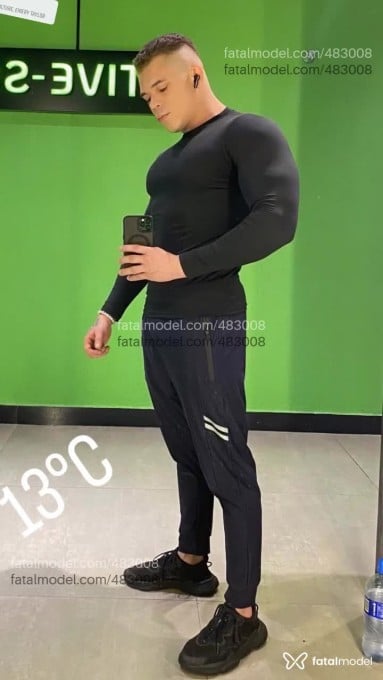 Acompanhante homem com cabelo castanho de olhos castanhos - Renan Filho