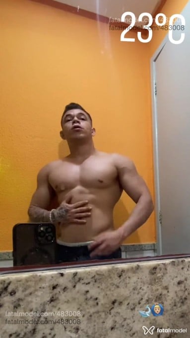 Acompanhante homem com cabelo castanho de olhos castanhos - Renan Filho