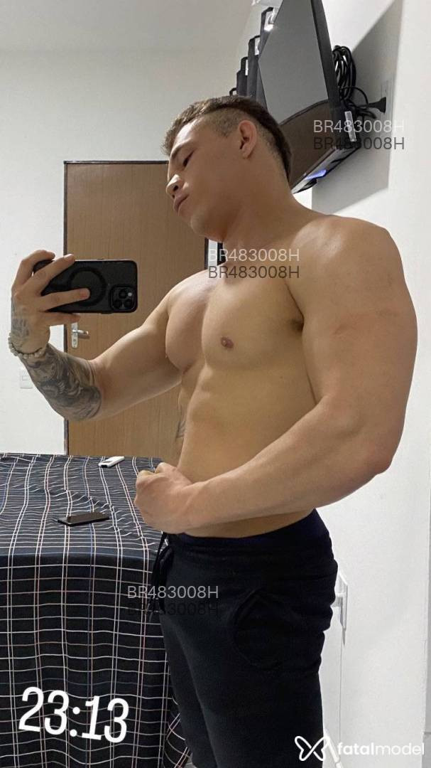 Acompanhante homem com cabelo castanho de olhos castanhos - Renan Filho