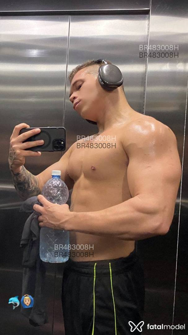 Acompanhante homem com cabelo castanho de olhos castanhos - Renan Filho