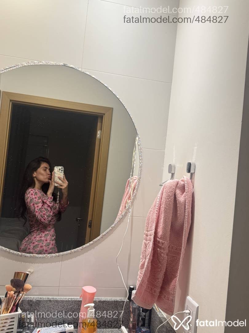 Acompanhante mulher com cabelo castanho de olhos castanhos - Marina