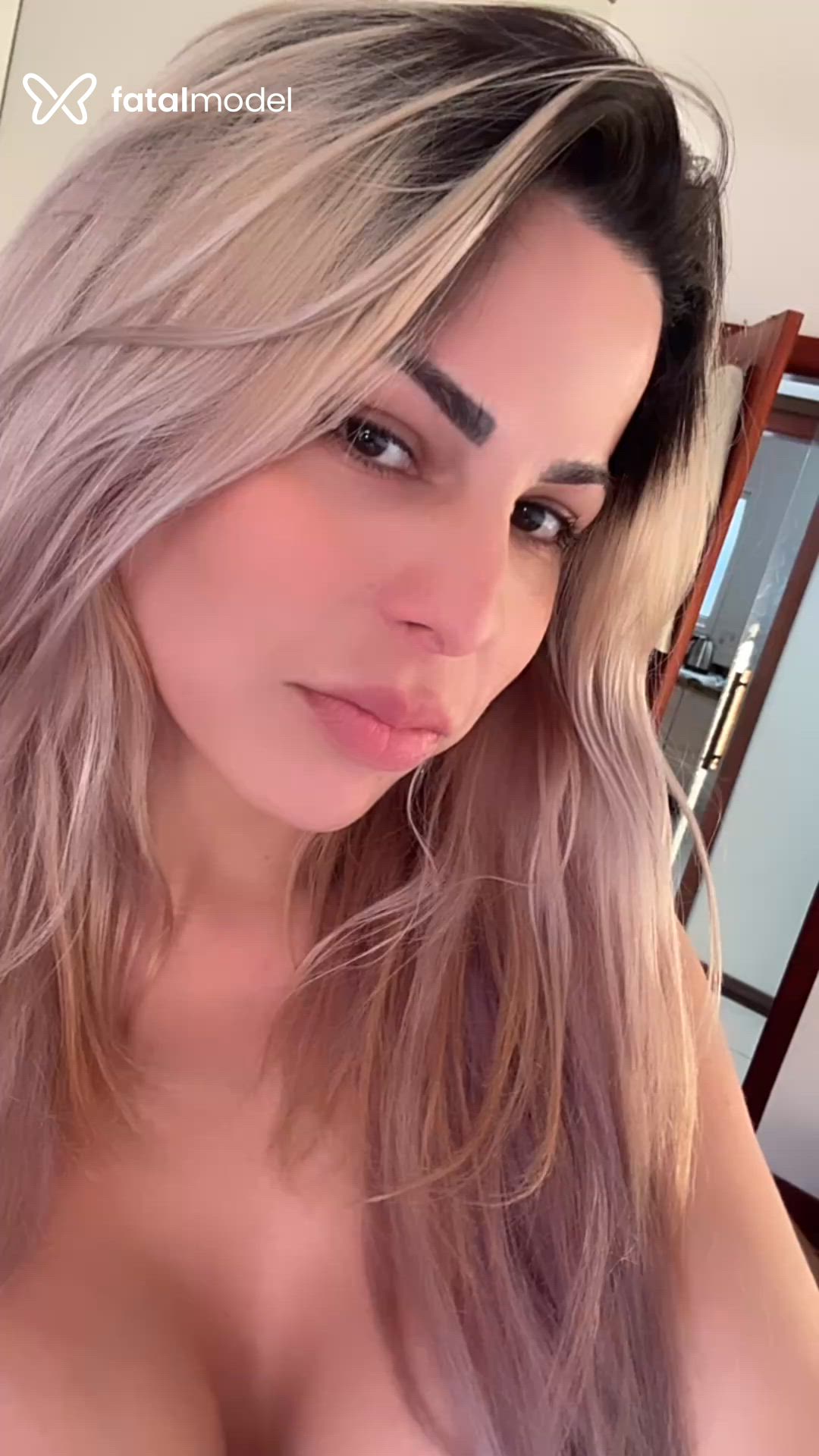 Acompanhante mulher trans loira (o) de olhos mel - Jamile