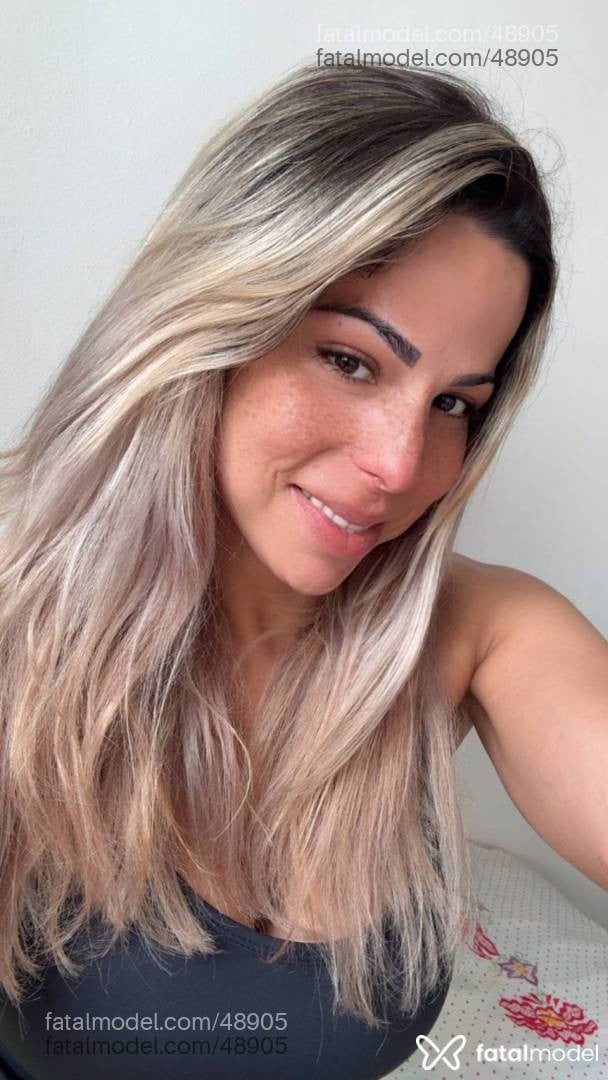 Acompanhante mulher trans loira (o) de olhos mel - Jamile