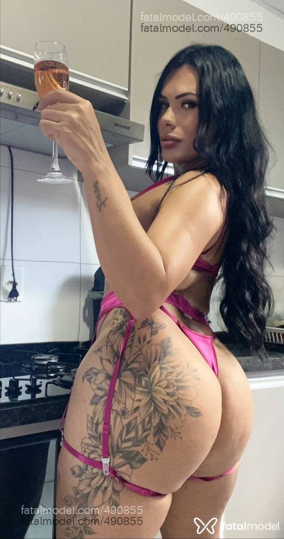 Acompanhante mulher trans com cabelo castanho de olhos castanhos - Barbara Nunes