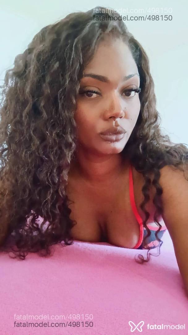 Acompanhante mulher com cabelo colorido de olhos castanhos - Ludmila Bitencourt