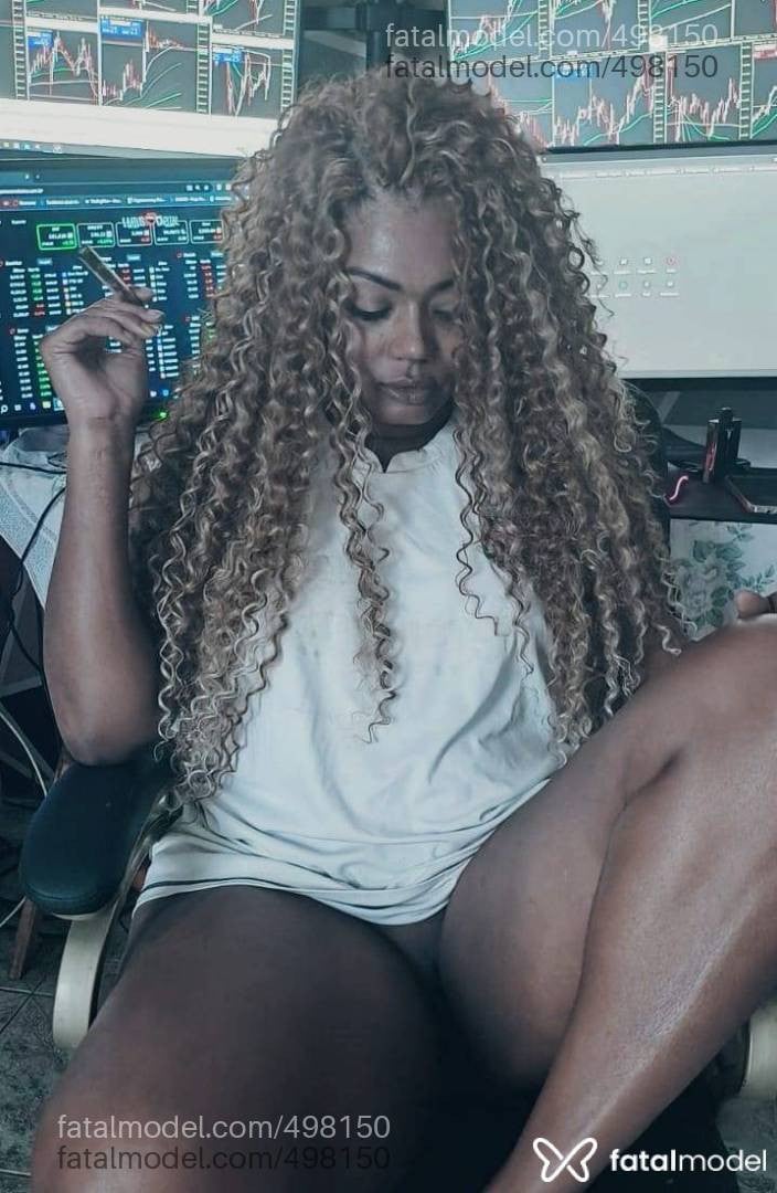 Acompanhante mulher com cabelo colorido de olhos castanhos em Xaxim - Ludmila Bitencourt