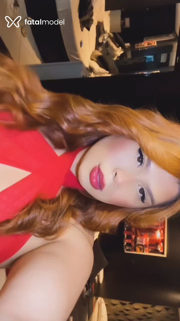 Acompanhante mulher trans ruiva (o) de olhos castanhos - Hevillyn Rodrigues