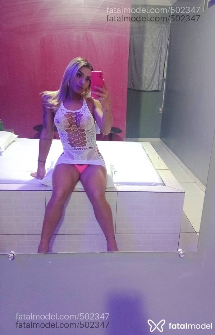 Acompanhante mulher trans loira (o) de olhos mel - Isabella Cajuina