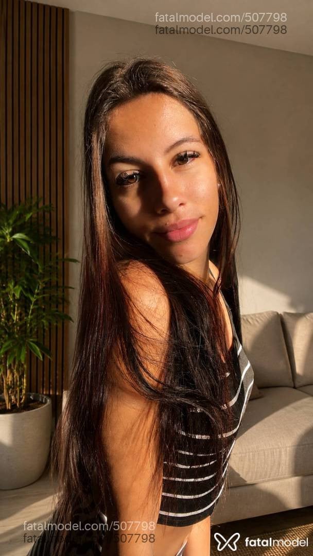 Acompanhante mulher morena (o) de olhos castanhos - Alice Kingsleigh